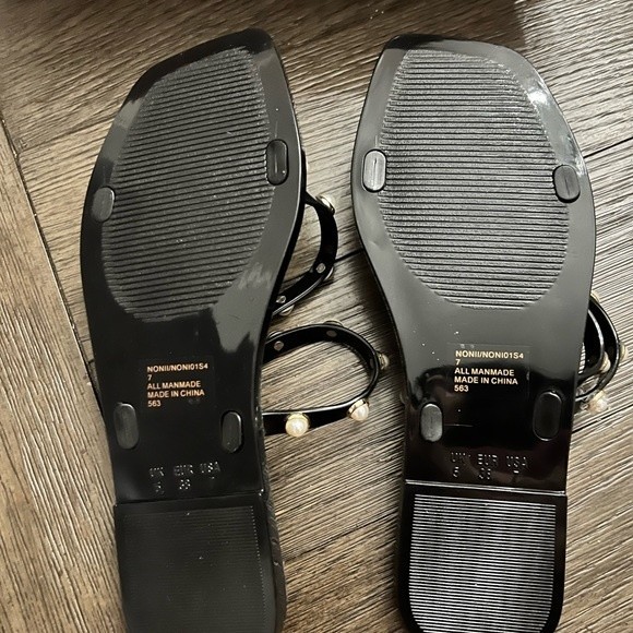 Steve Madden Black Sandals Pearl Embellishment Studded Flat Sandals size 7 NEW - Picture 4 of 4